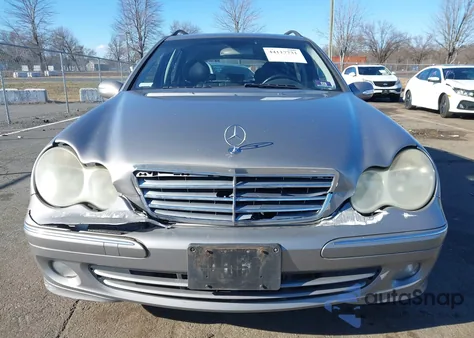2005 Mercedes-Benz C 240 Luxury 4Matic z USA, uszkodzony, nr VIN WDBRH81J45F600478